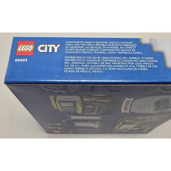 LEGO® City Emergency Ambulance and Snowboarder 60403 - Picture 5 of 5